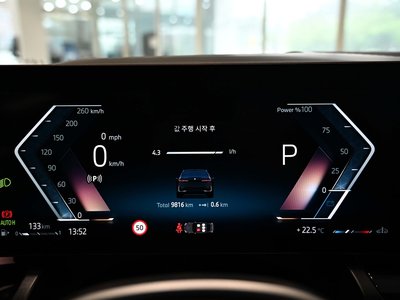 2025 BMW 5 SERIES — фото 9