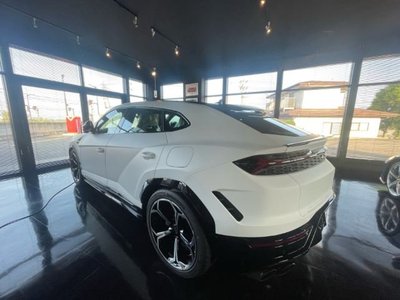 2026 Lamborghini URUS photo 9