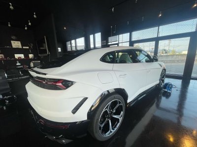 2026 Lamborghini URUS photo 7