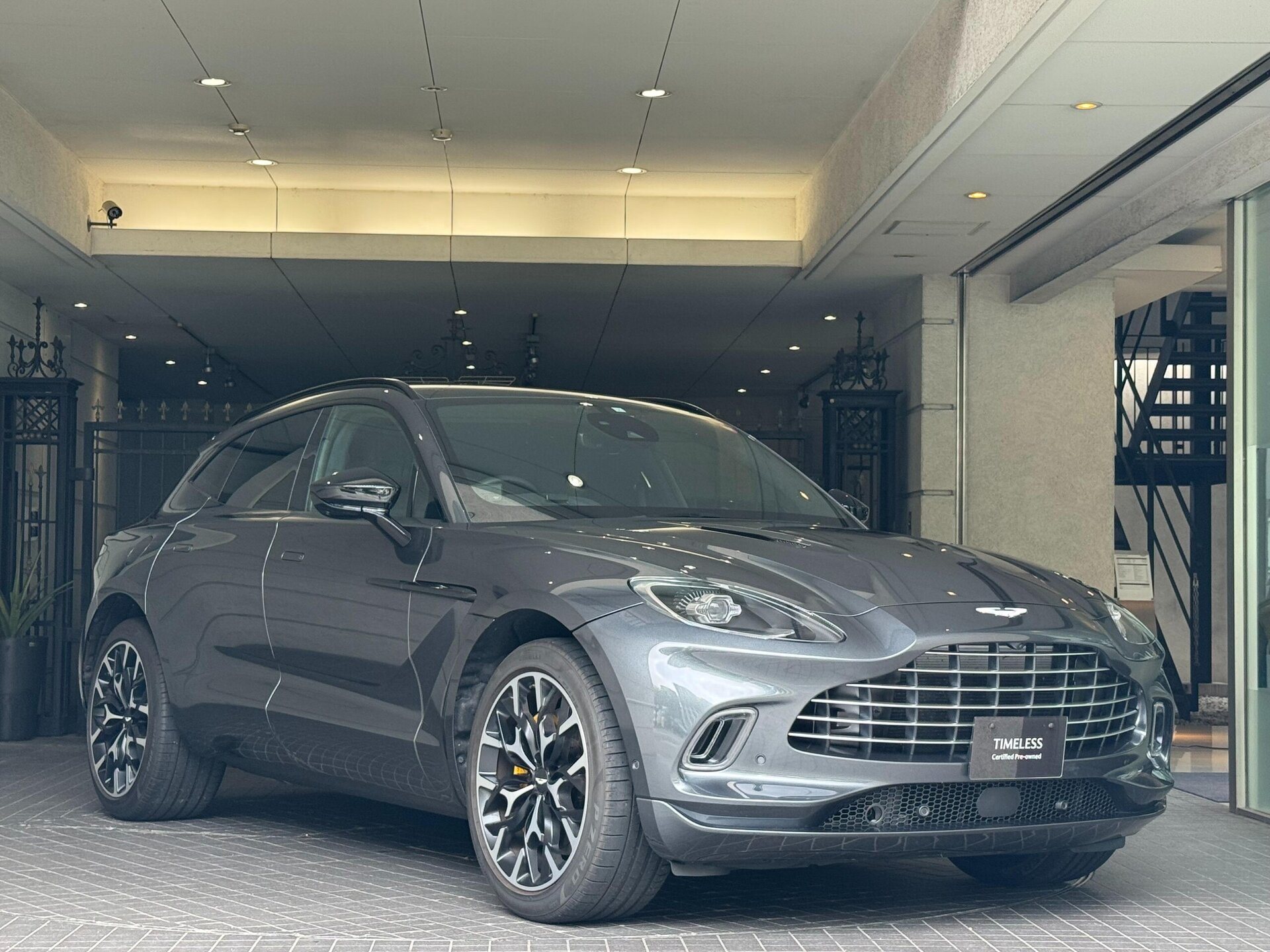 ASTON MARTIN DBX - View 1