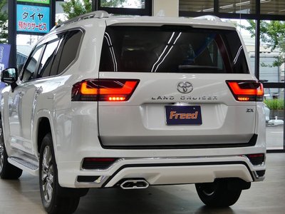 TOYOTA LAND CRUISER 300 - 7