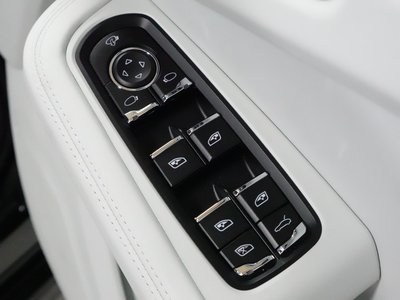 PORSCHE MACAN - 8