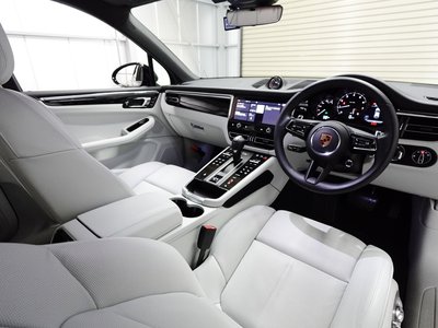 PORSCHE MACAN - 4