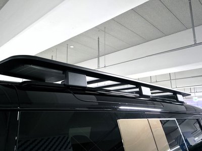 LAND ROVER DEFENDER - 9