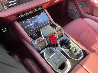 LAMBORGHINI URUS - 8