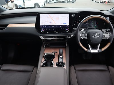 صورة 8 لـ 2023 Lexus RX