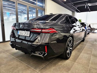 2025 BMW 5 SERIES photo 4