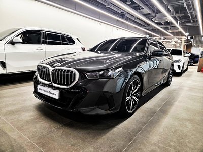 2025 BMW 5 SERIES photo 1