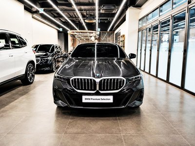 2025 BMW 5 SERIES photo 2