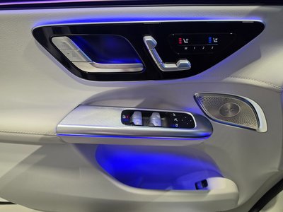 2025 Mercedes-BENZ EQE — миниатюра 12