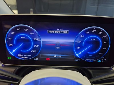 MERCEDES-BENZ EQE - 8