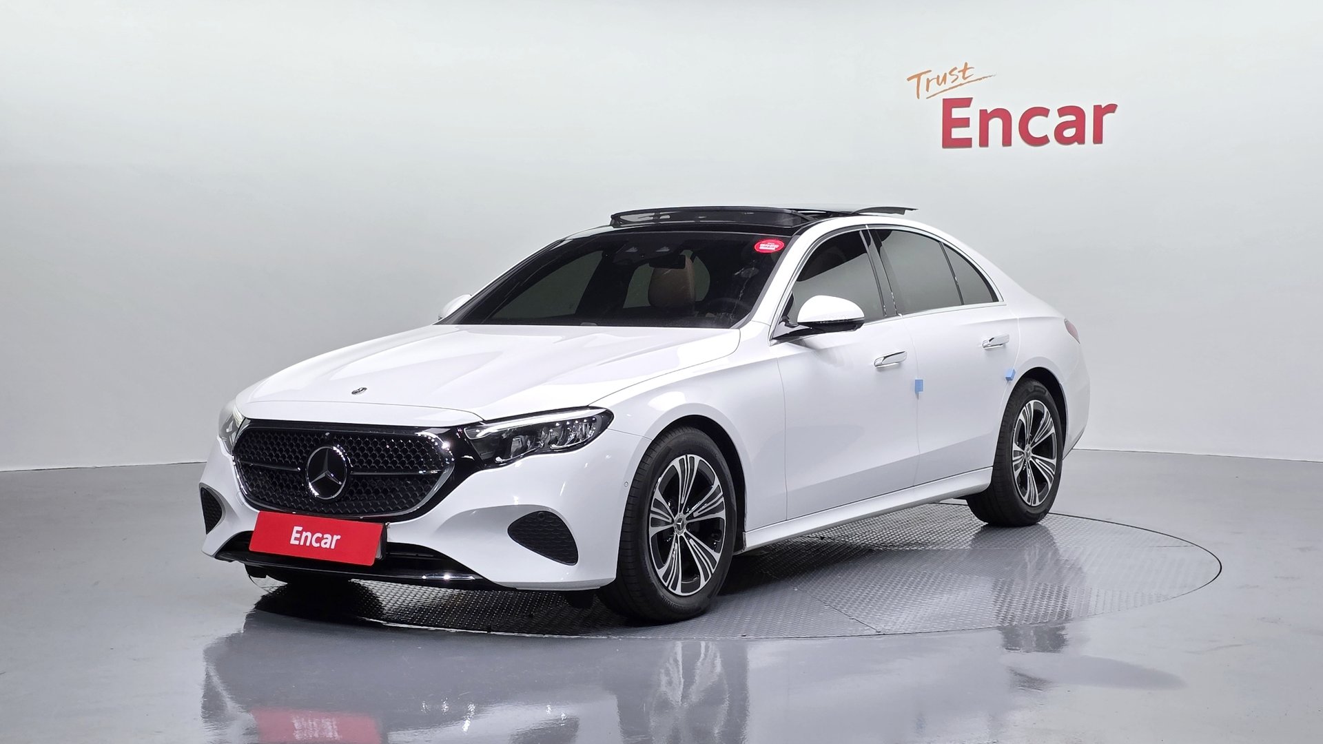 MERCEDES-BENZ E-CLASS - View 1