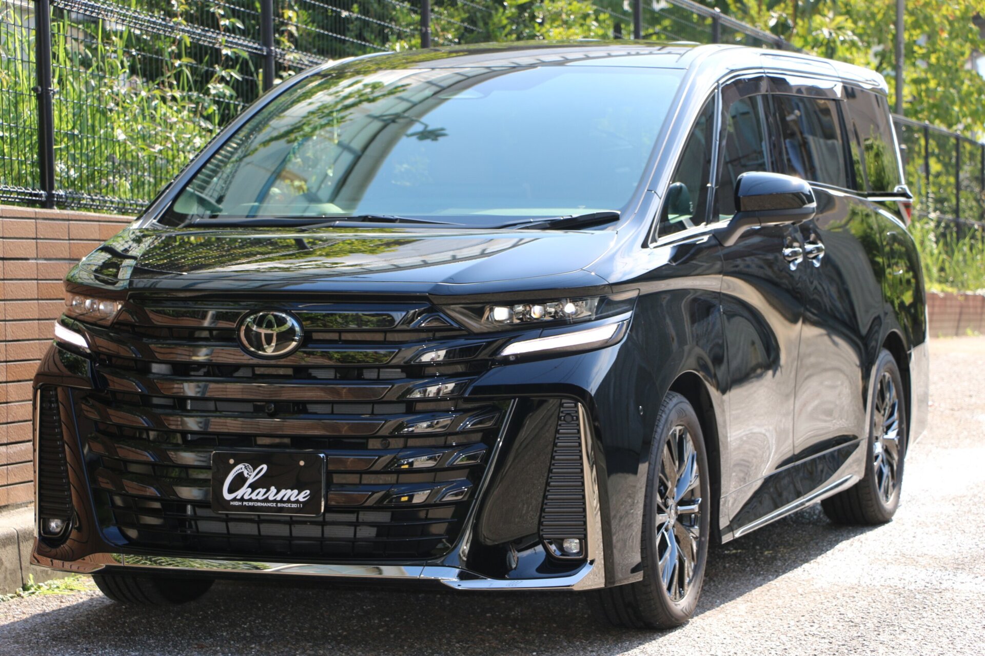 TOYOTA VELLFIRE - View 1