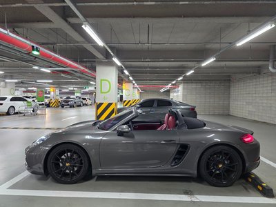2018 Porsche 718 photo 2