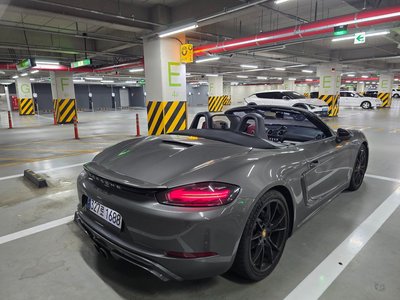 2018 Porsche 718 photo 7