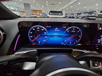 MERCEDES-BENZ GLB - 8