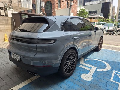 2025 Porsche CAYENNE photo 4