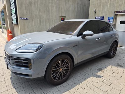 2025 Porsche CAYENNE photo 1