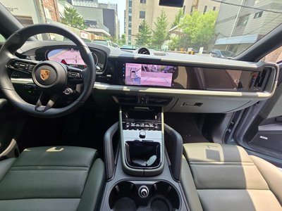 2025 Porsche CAYENNE photo 5