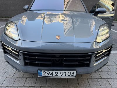 2025 Porsche CAYENNE photo 7