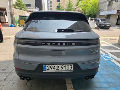 2025 Porsche CAYENNE photo 3