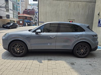 2025 Porsche CAYENNE photo 6