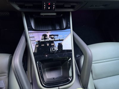 2025 Porsche CAYENNE photo 9