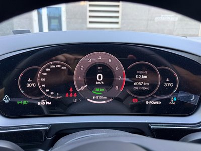 2025 Porsche CAYENNE photo 8