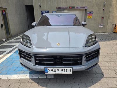 2025 Porsche CAYENNE photo 2
