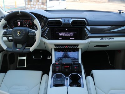 صورة 8 لـ 2026 Lamborghini URUS