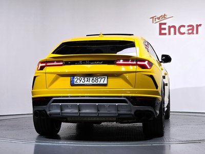 LAMBORGHINI URUS - 4