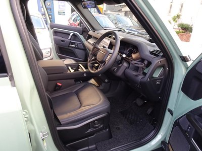 LAND ROVER DEFENDER - 9