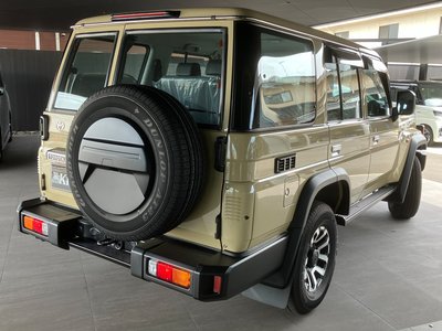 TOYOTA LAND CRUISER 70 - 3