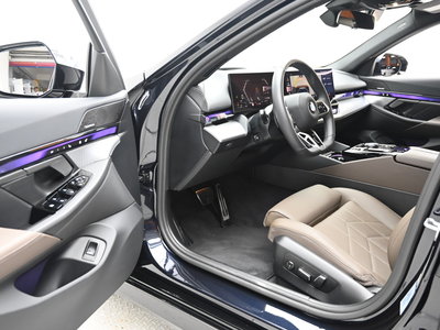 2025 BMW 5 SERIES thumbnail 11