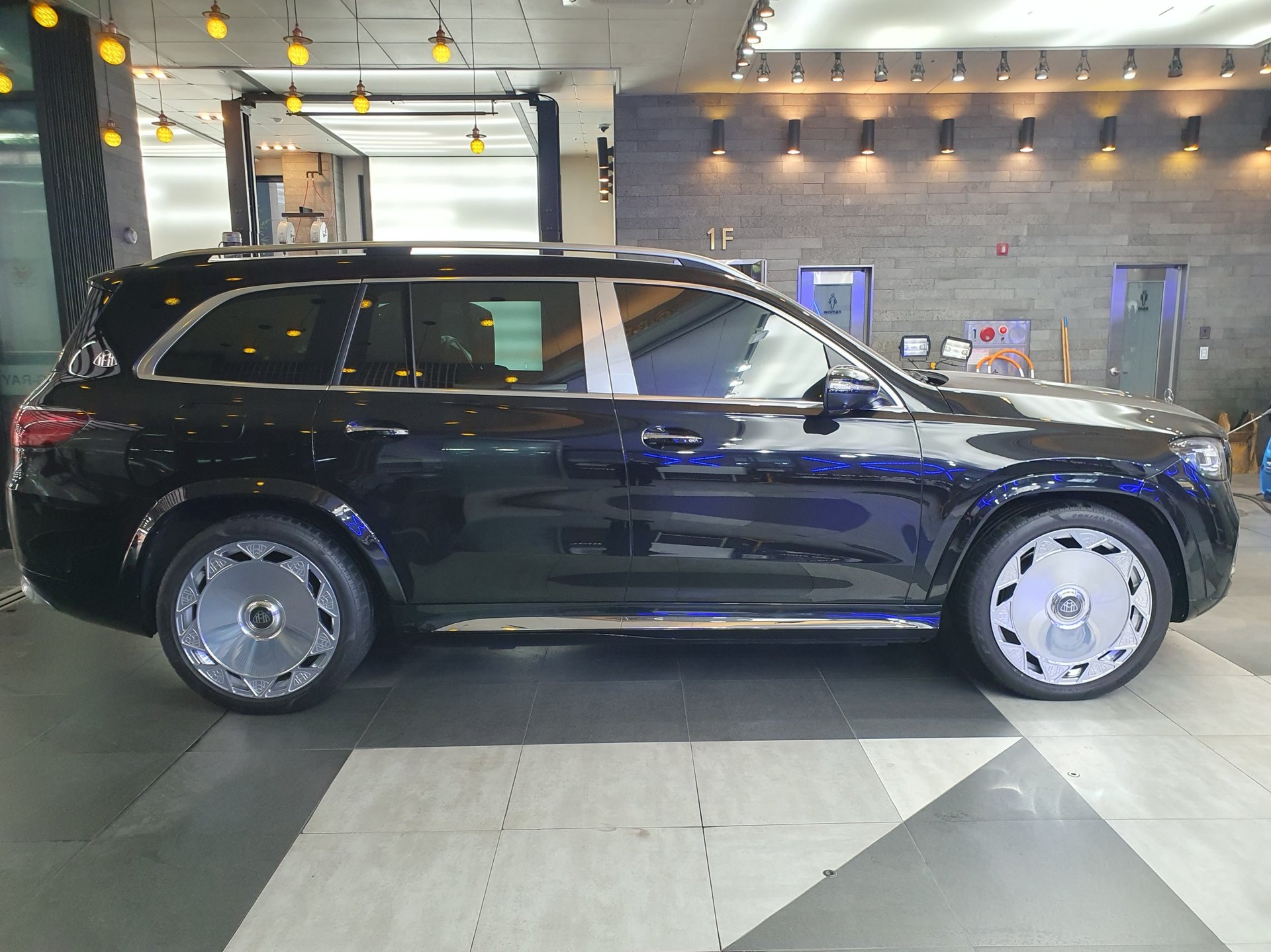 MERCEDES-BENZ GLS - View 1