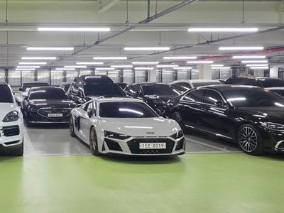AUDI R8 - 1