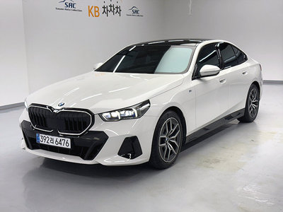 2025 BMW 5 SERIES — фото 2