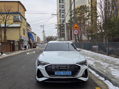 AUDI E-TRON - 2