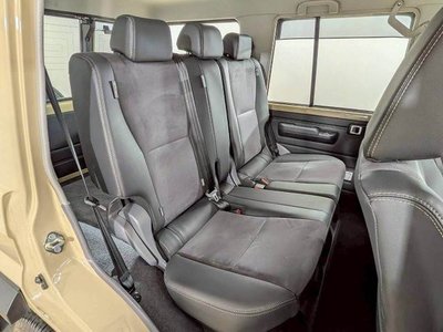 TOYOTA LAND CRUISER 70 - 6