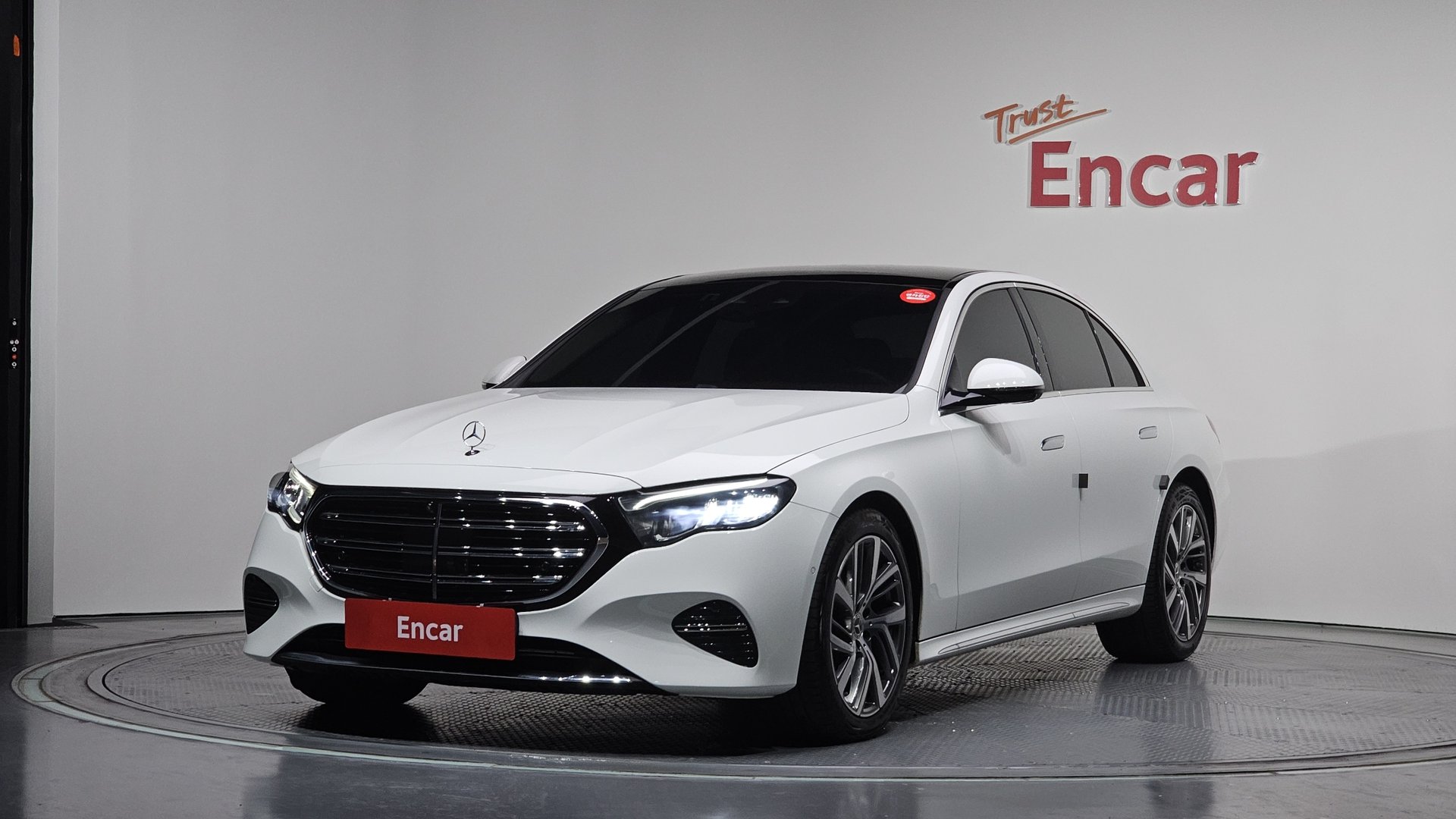 MERCEDES-BENZ E-CLASS - View 1