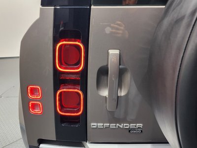 LAND ROVER DEFENDER - 10