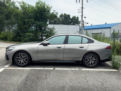 2026 BMW 5 SERIES 照片 2