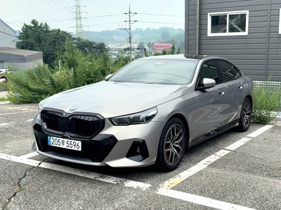 2026 BMW 5 SERIES 照片 1
