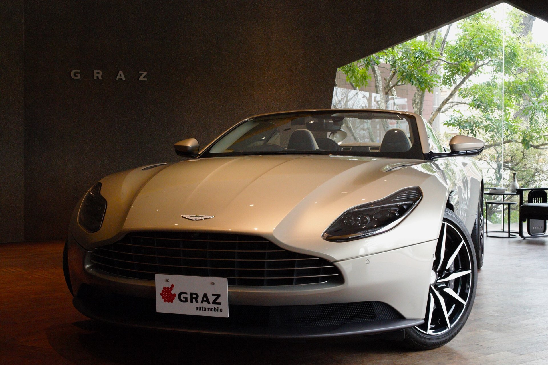 ASTON MARTIN DB11 VOLANTE - View 1