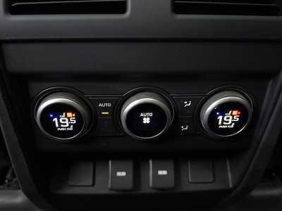 2023 LAND Rover DEFENDER thumbnail 26