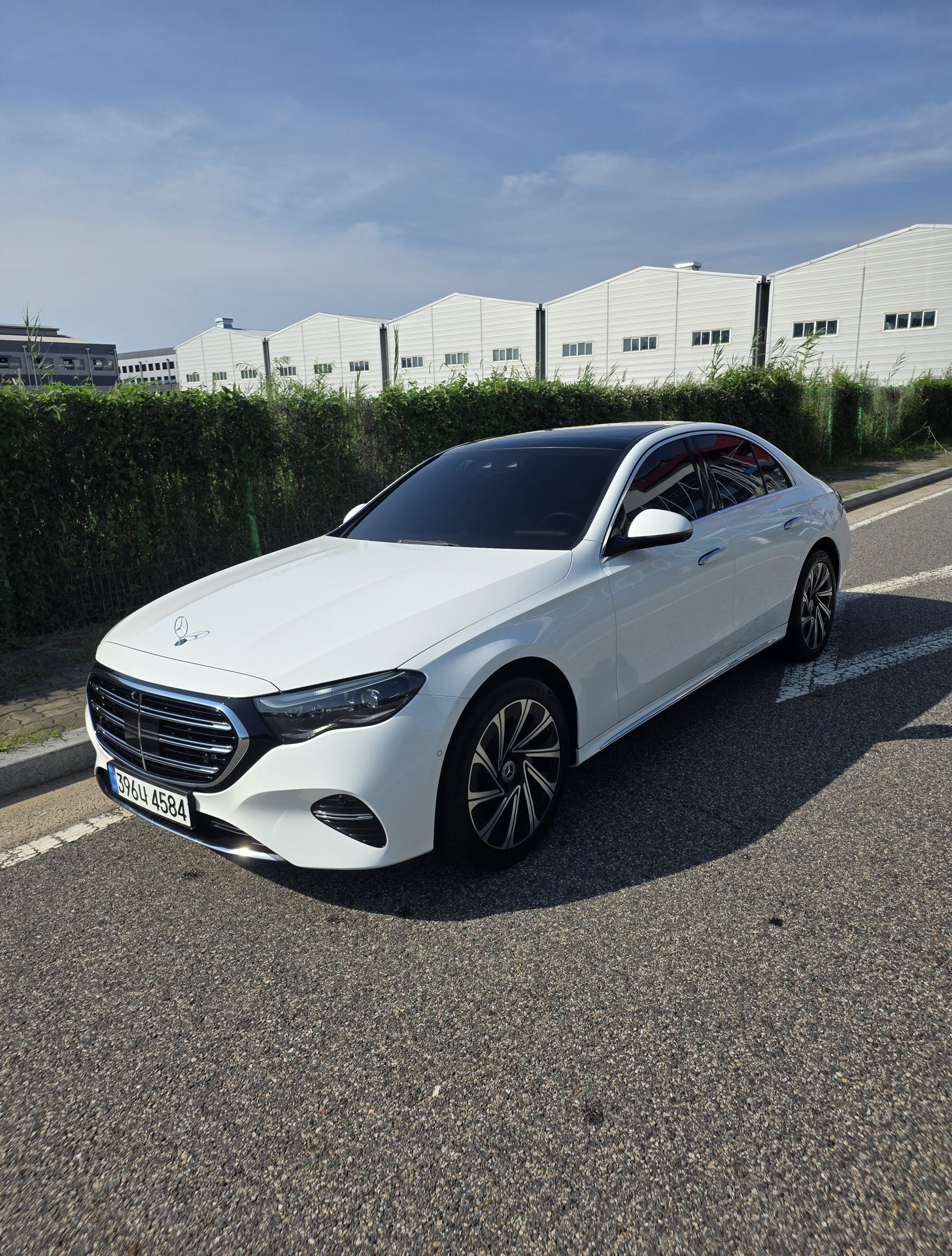MERCEDES-BENZ E-CLASS - View 1
