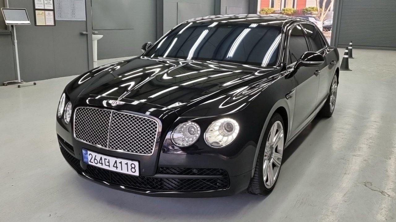 BENTLEY FLYING SPUR - View 1