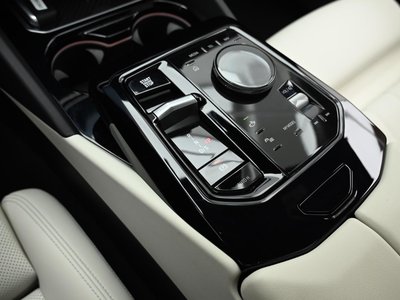 2025 BMW 5 SERIES — фото 9