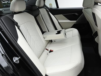 2025 BMW 5 SERIES 缩略图 12