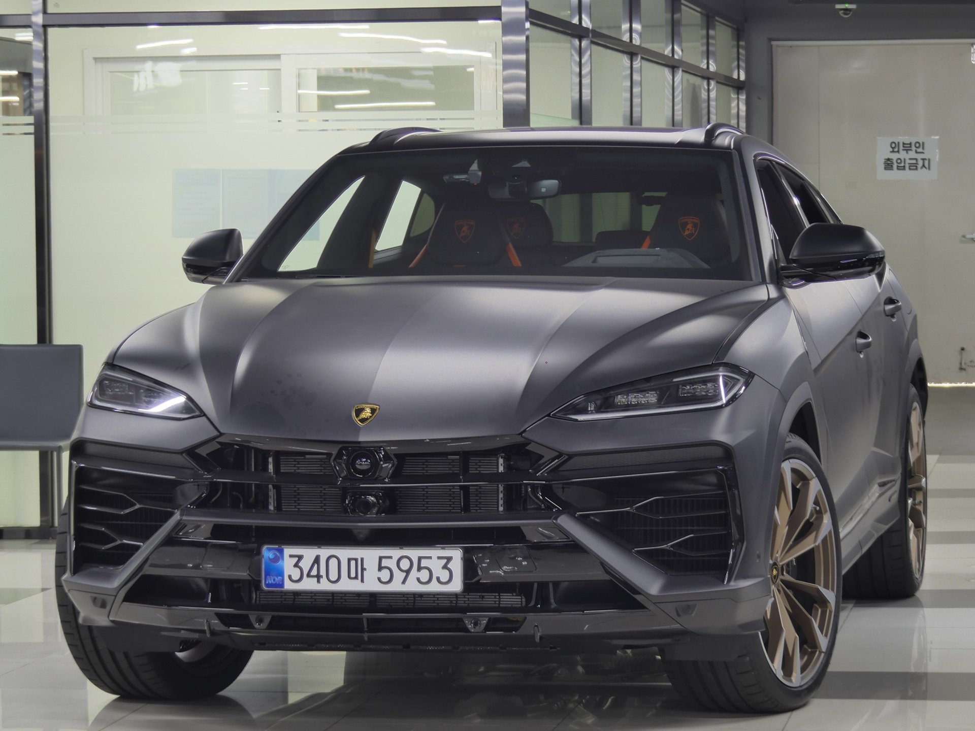 LAMBORGHINI URUS - View 1